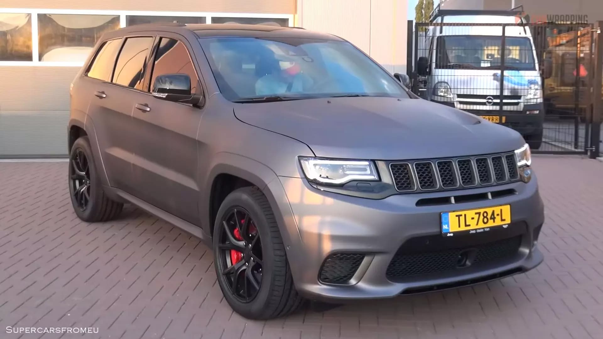 Enzo Knol avec sa Porsche Panamera