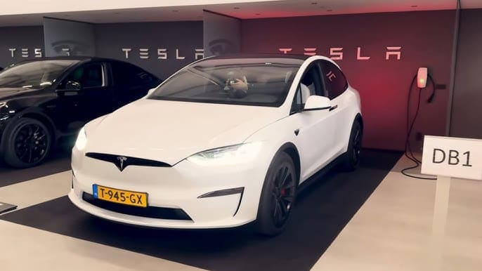 Enzo Knol avec sa Porsche Panamera