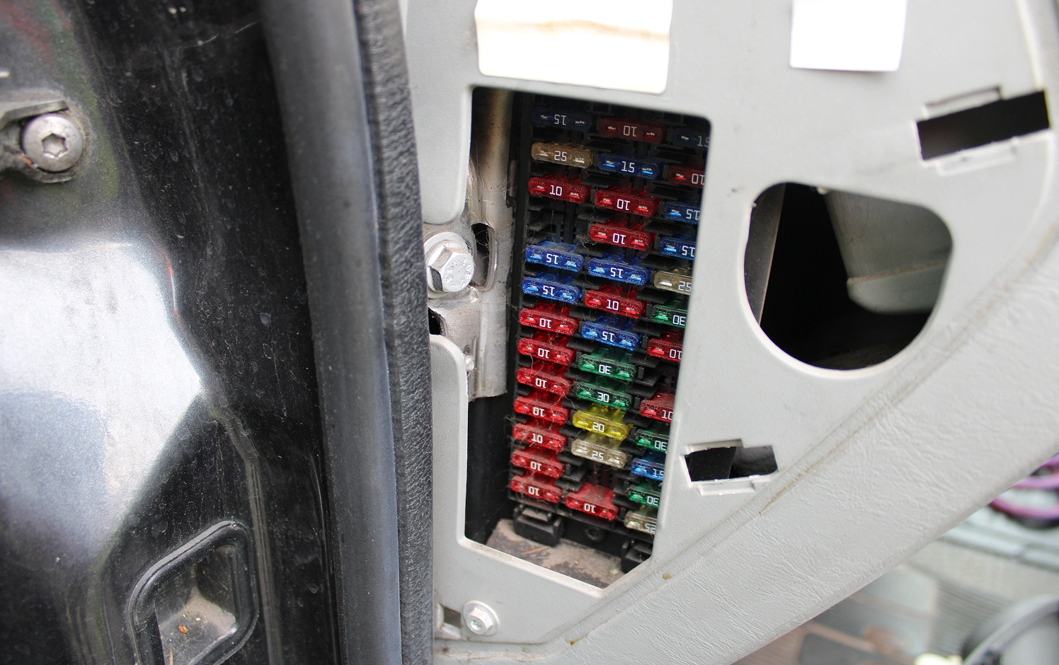 Image d'un boîtier à fusibles chez un Opel Vivaro